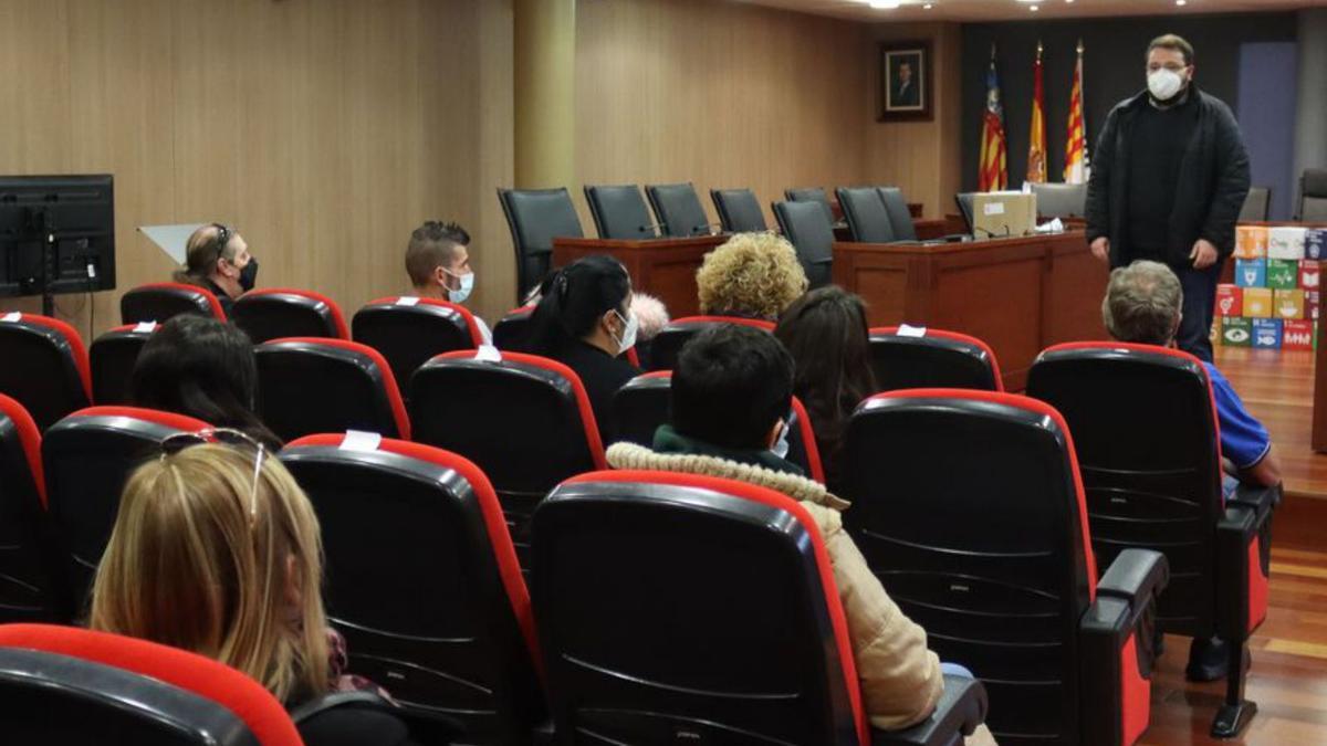 Bou dio la bienvenida a los alumnos y profesores de los talleres en Onda. | MEDITERRÁNEO