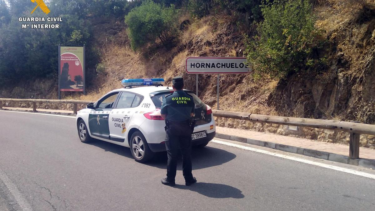 Una patrulla de la Guardia Civil en la entrada a Hornachuelos.
