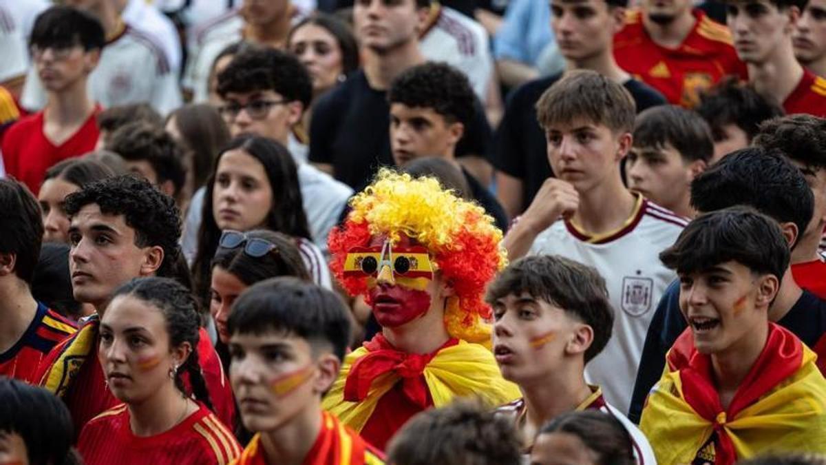 Aficionados al futbol, viendo el partido.