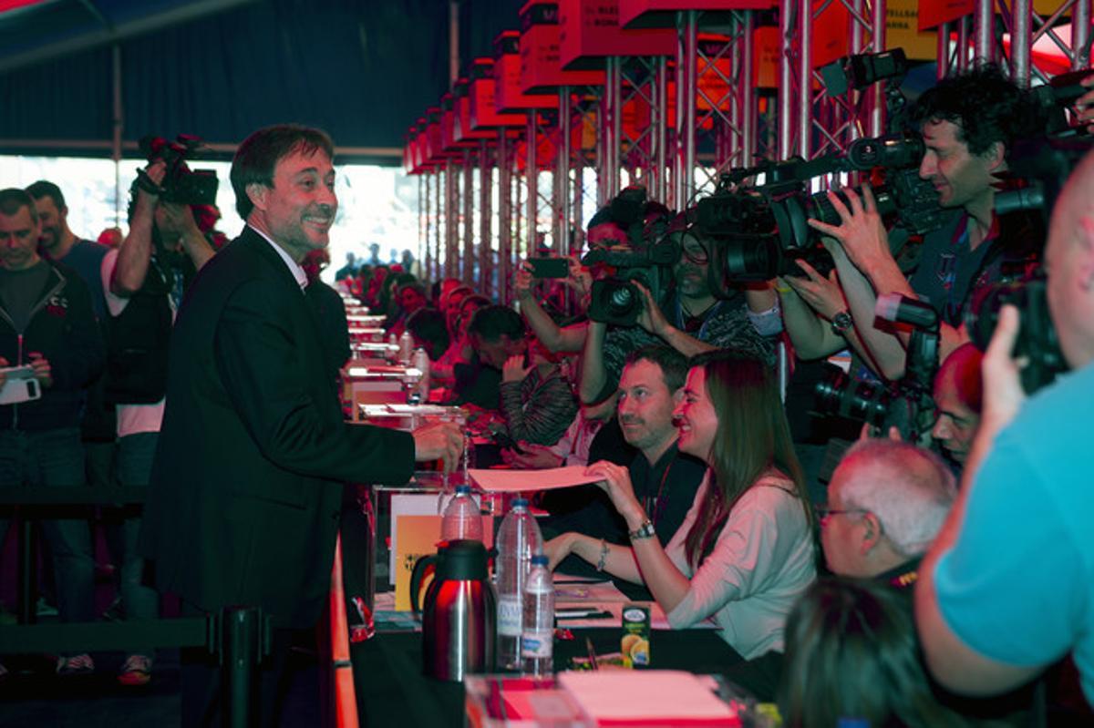 Benedito diposita el seu vot en l’urna, durant el referèndum sobre la reforma del Camp Nou.