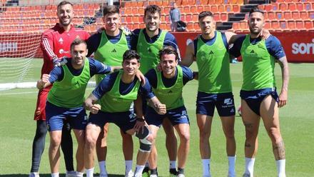 Los jugadores grana preparados para jugar en el Reino de León