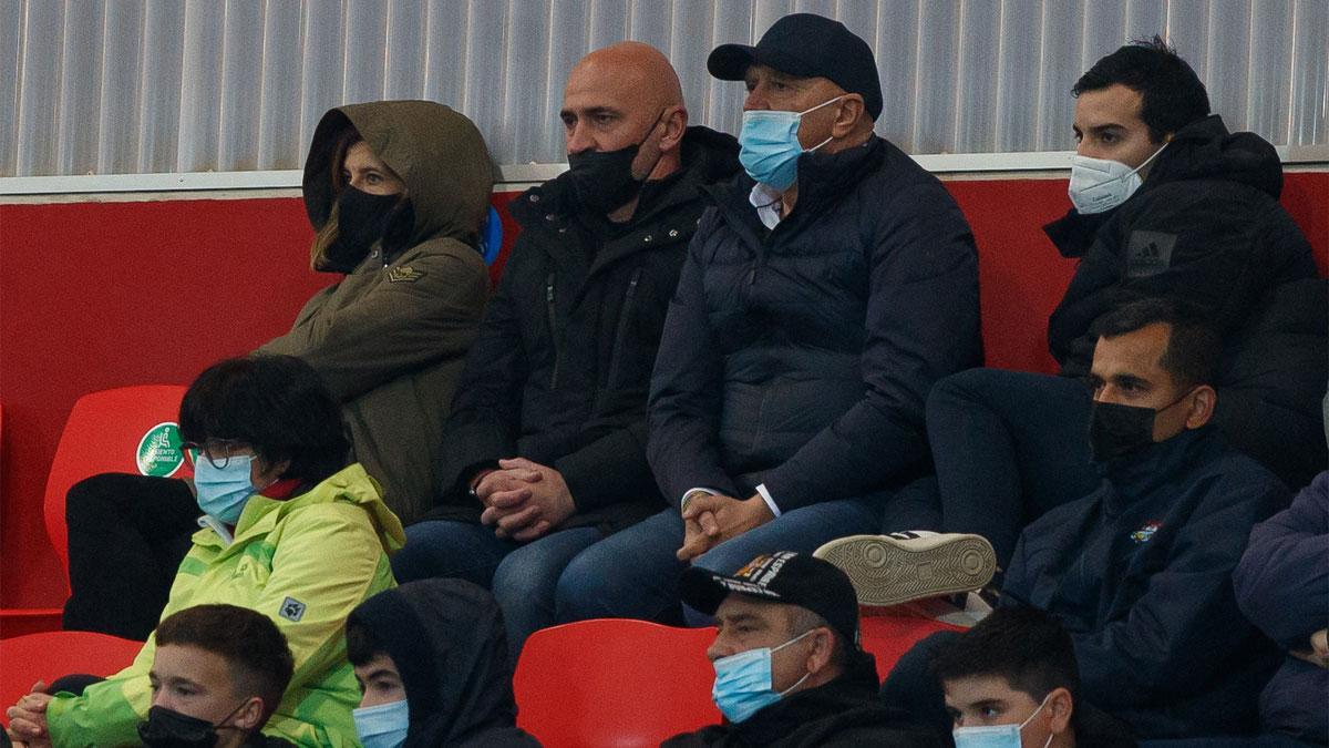 Maite y Esteban, los padres de Pablo, junto a Pedro Herrera y Eduardo García, en la tribuna del Camilo Cano