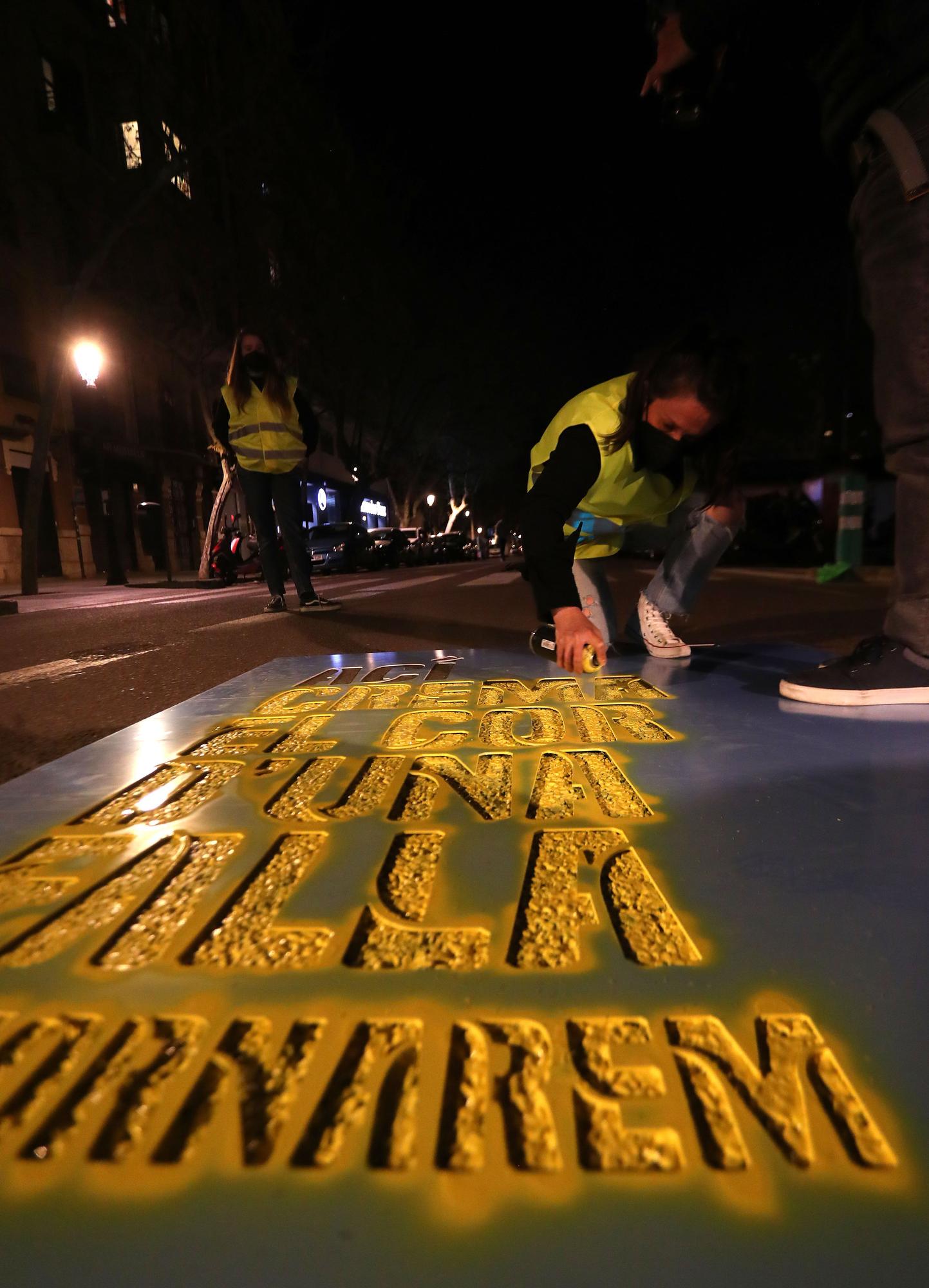 Así ha sido la pintada de Fallas en las calles de València