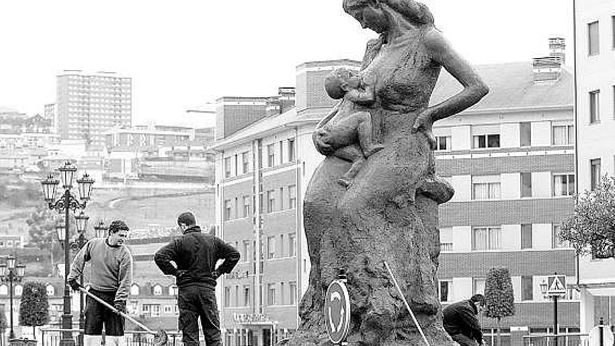 Trabajadores municipales, ayer, en la plaza de Carlos Osoro de La Florida, con la escultura ya instalada.