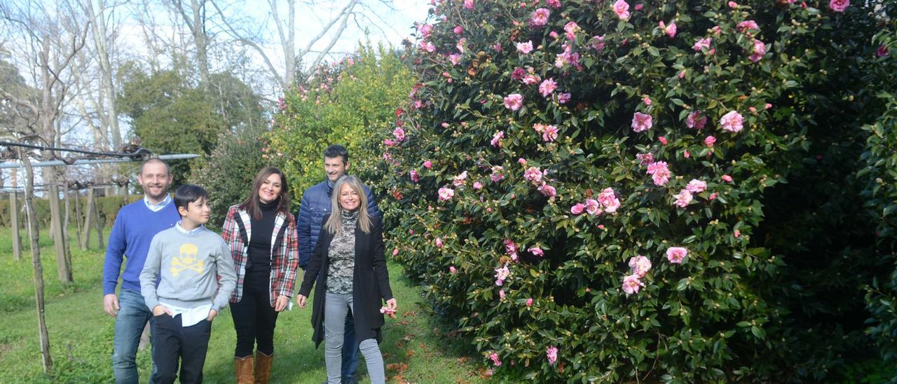 Una  familia de Valladolid, ayer en el jardín del pazo de Rubiáns