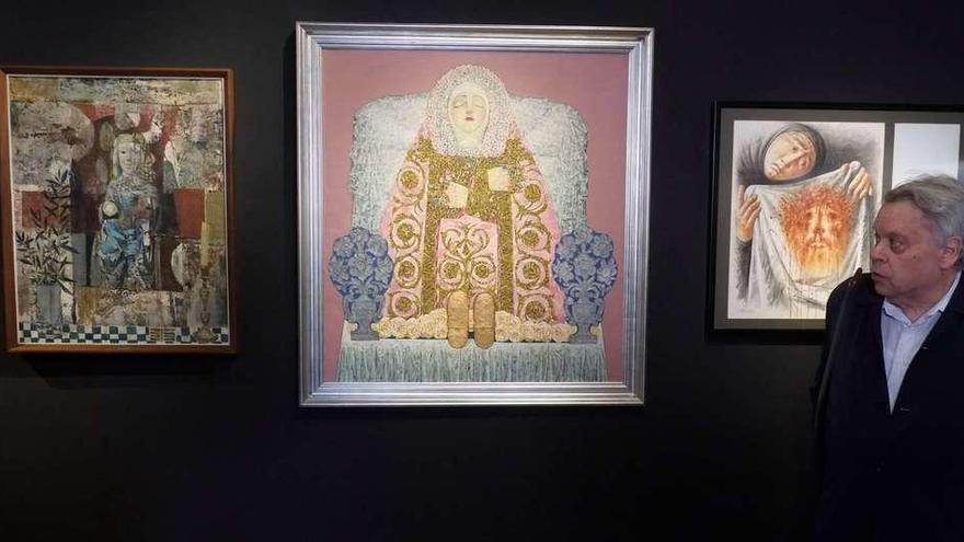 Antonio Pedrero ante tres de las obras expuestas desde ayer en el Museo Diocesano.
