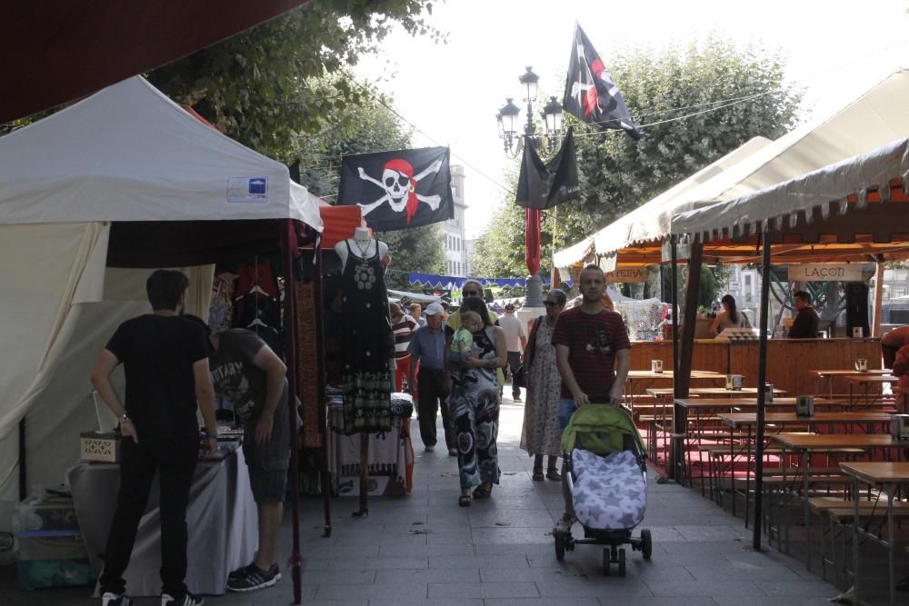 La apertura del mercado pirata marca el inicio de la Festa Corsaria en Marín