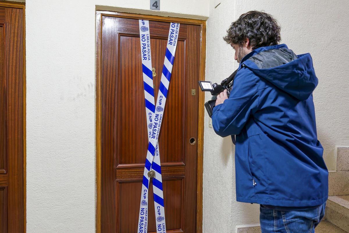 La puerta de la vivienda en la que fueron hallados los fallecidos.