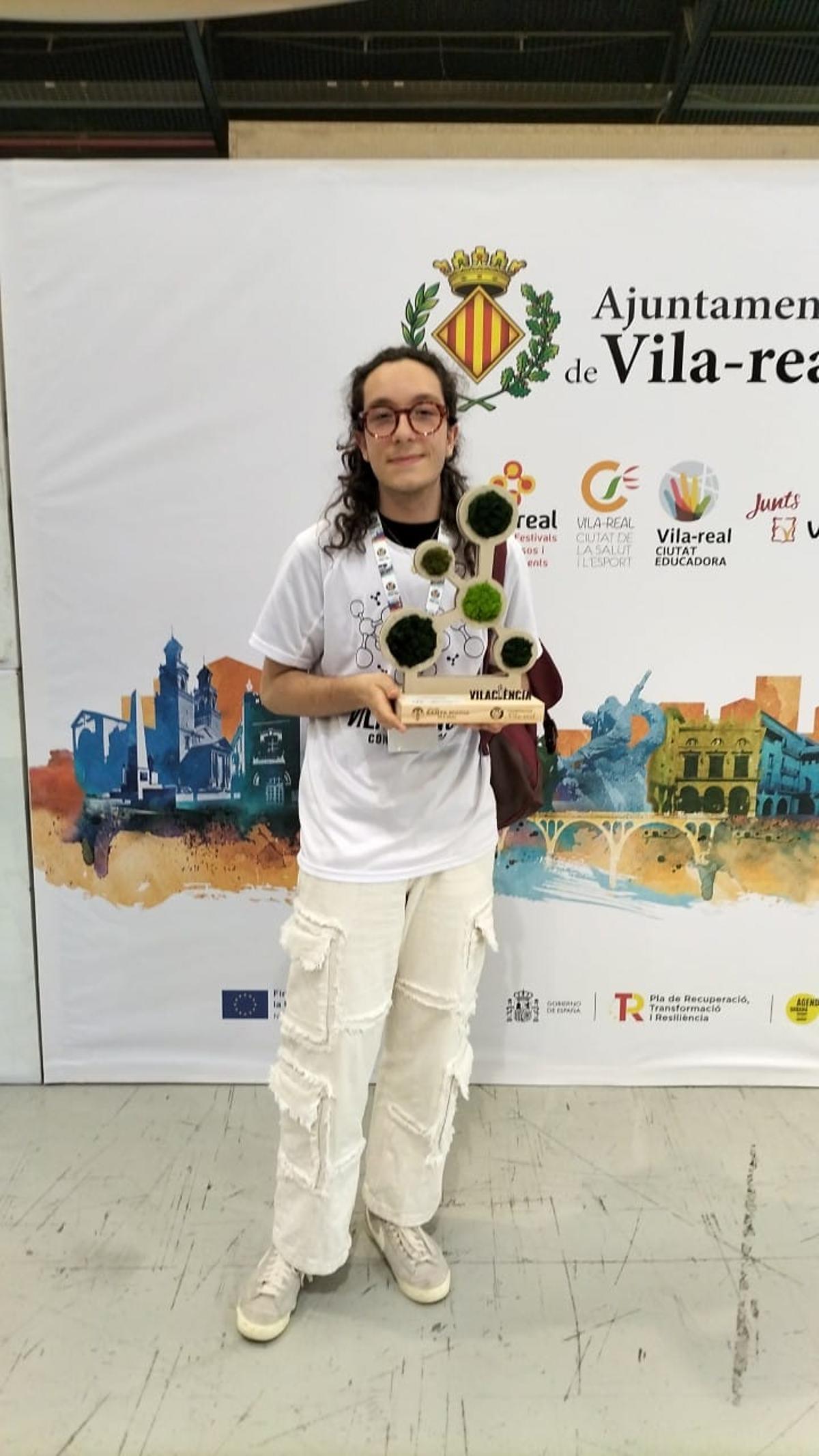 Alfonso en Vila-real con su reconocimiento.