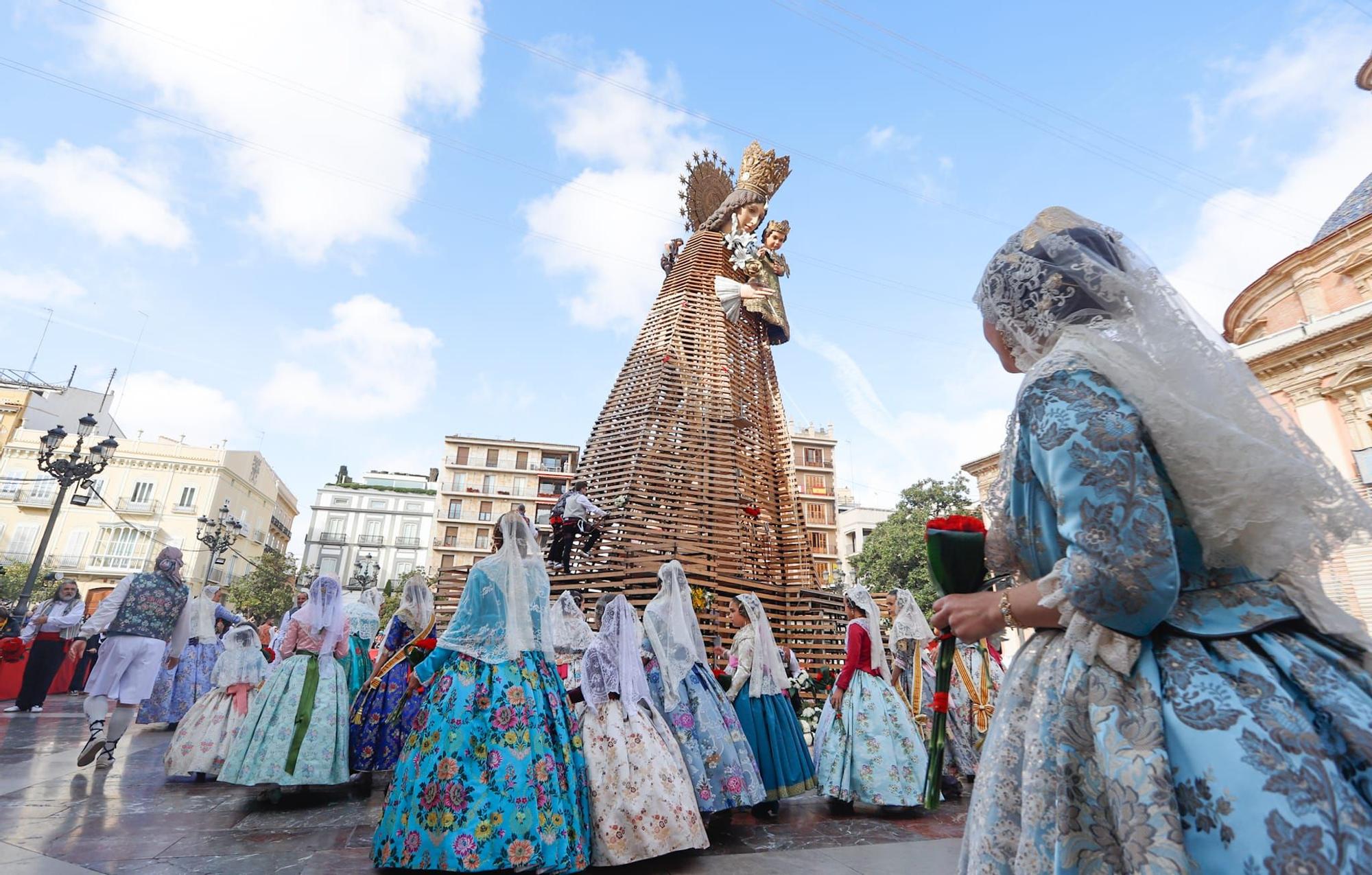 Las primeras comisiones ofrendan a la virgen