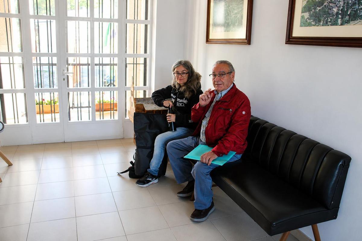 Dos personas esperan en el Ayuntamiento para acceder al nuevo servicio.