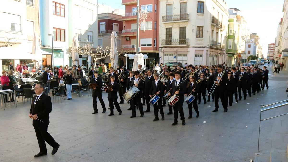 La banda de la Societat Artística Musical de Benifaió, en un desfile.