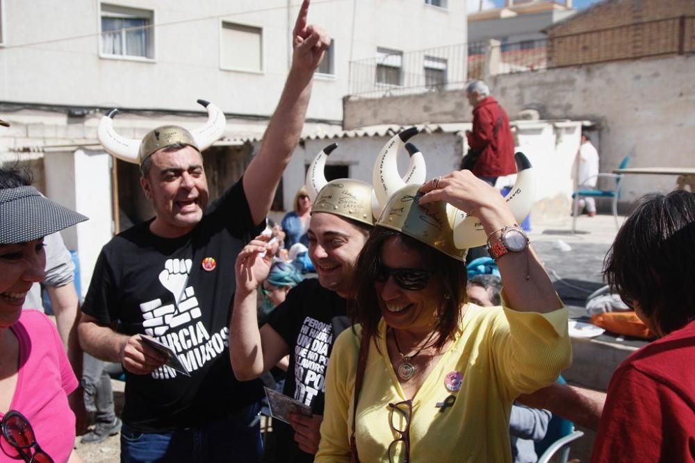 Catalanes y murcianos comparten almuerzo en las vías