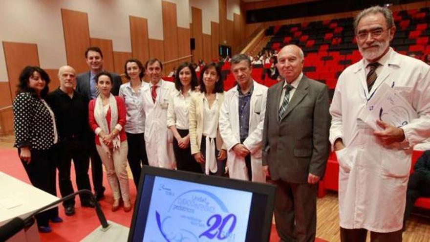 Algunos de los ponentes de la jornada de ayer. Desde la izquierda, María Pérez (auxiliar de enfermería jubilada), Julio García-Maribona (enfermero), Andrés Concha (médico), Carmen Suárez (madre de una paciente), Cristina Molinos (médica), Corsino Rey, Mireia Arroyo (médica), María José Villanueva (médica), Fernando Santos, Manuel Crespo y Manuel Matallanas.