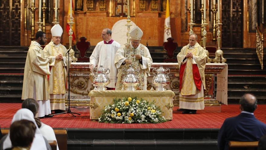 El obispo de Córdoba preside la Misa Crismal celebrada este Martes Santo en la Catedral