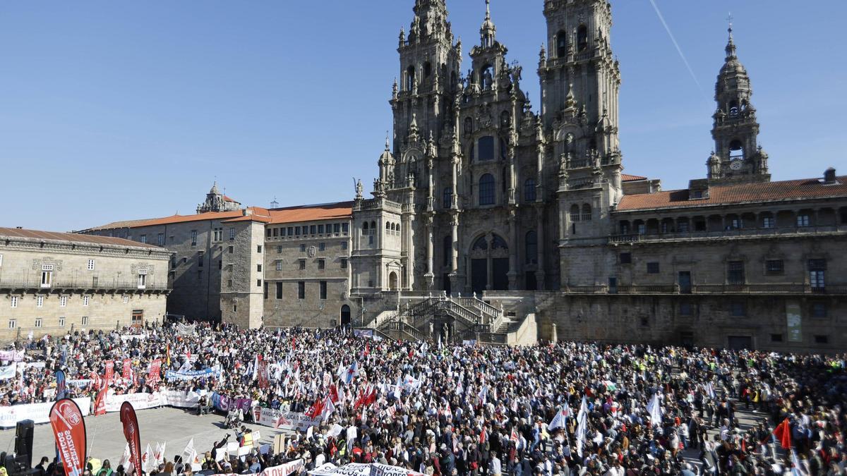 Miles de personas toman las calles de Santiago en defensa de la sanidad pública