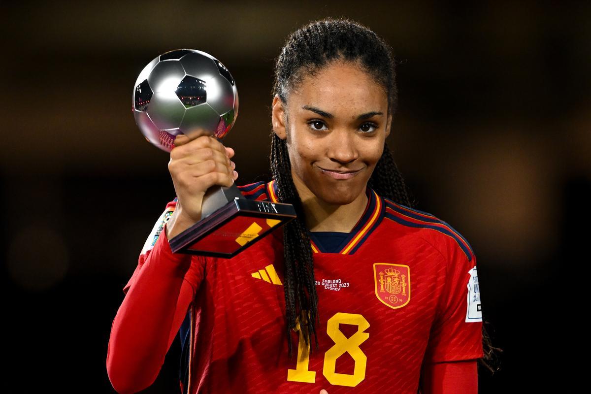 Sydney (Australia), 20/08/2023.- Salma Paralluelo of Spain poses with the Best Young Player award after winning the FIFA Women’s World Cup 2023 Final soccer match between Spain and England at Stadium Australia in Sydney, Australia, 20 August 2023. (Mundial de Fútbol, España) EFE/EPA/DEAN LEWINS AUSTRALIA AND NEW ZEALAND OUT
