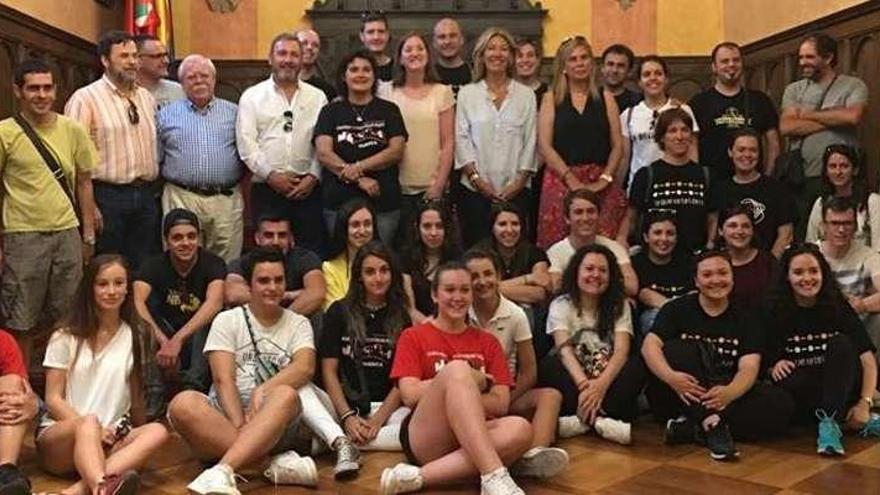 Miembros de Tequexetéldere, ayer, en la recepción oficial en el Ayuntamiento de Huesca (Aragón).