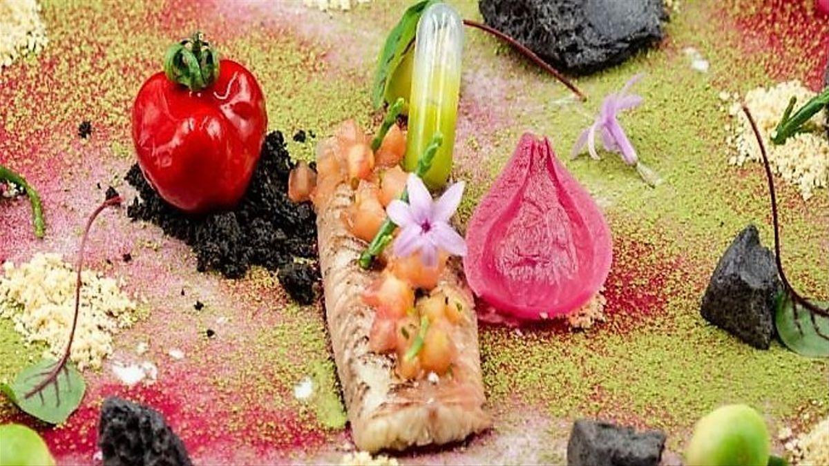 Anguila en escabeche de té matcha y aroma de rosas con foie.