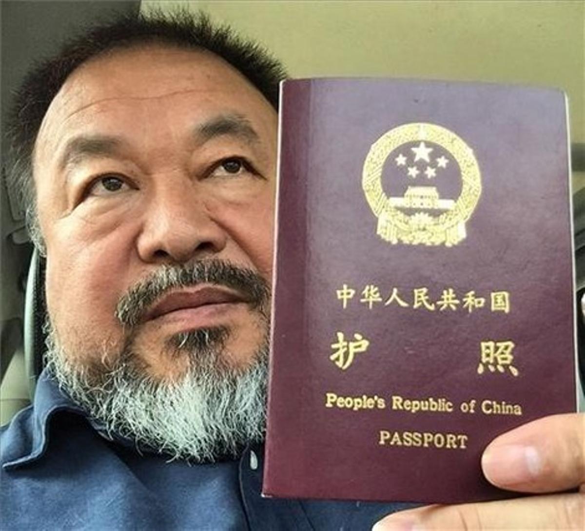 El artista chino dio a conocer que las autoridades le habían devuelto el documento que le permite salir de China con esta fotografía que subió a su cuenta de Twitter e Instagram.