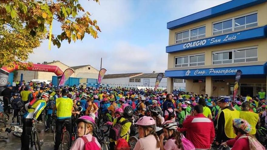 Cientos de escolares toman las calles en bicicleta