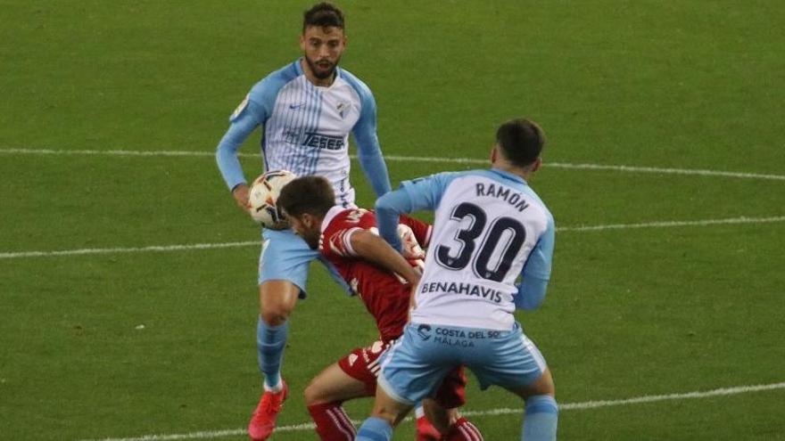 Cristian Rodríguez (de frente), presiona a un rival junto a Ramón.