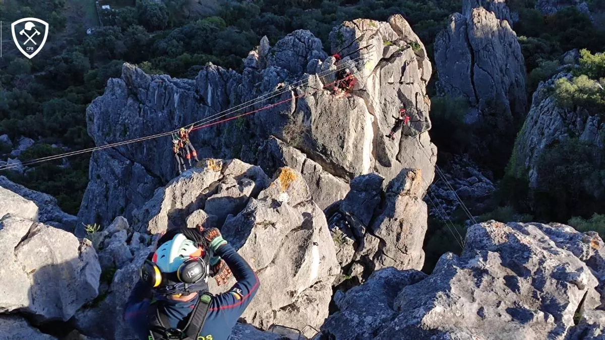 Rescatan a una senderista atrapada en una tirolina en Gaucín