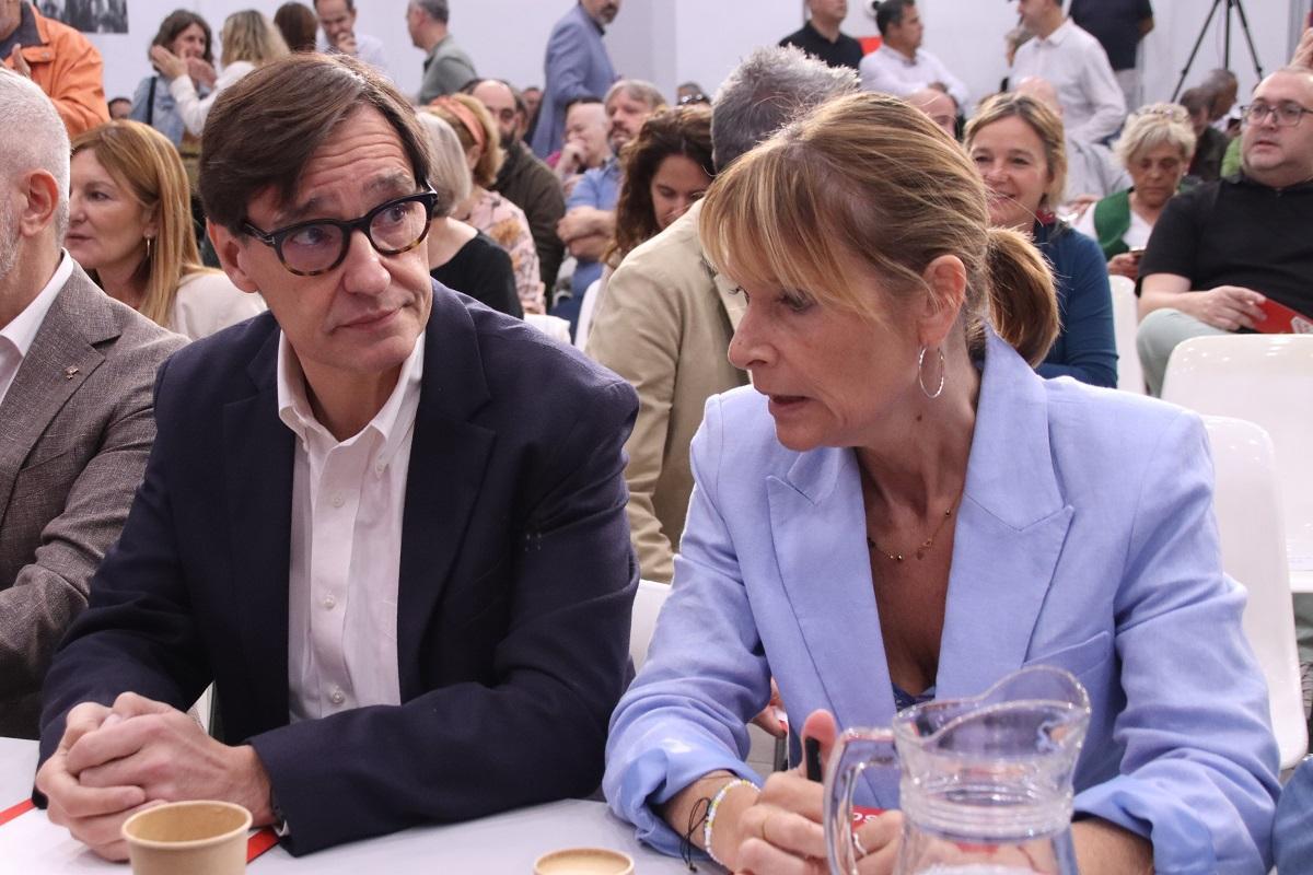 El president de la Generalitat, Salvador Illa, y la portavoz del PSC, Lluïsa Moret, en un acto del partido