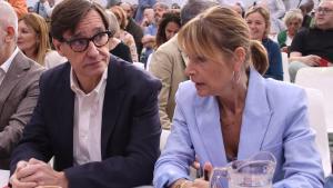 El president de la Generalitat, Salvador Illa, y la portavoz del PSC, Lluïsa Moret, en un acto del partido