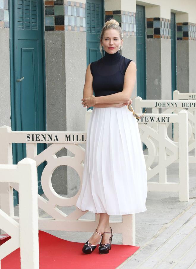 Sienna Miller ha recurrido al binomio blanco y negro para plasmar su elegancia y estilo único en el Festival de Cine Americano de Deauville