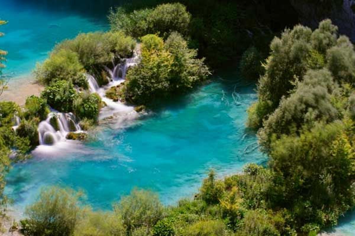 Las aguas del Parque Nacional de los Lagos de Plitvice son de un azul intenso en algunas zonas.