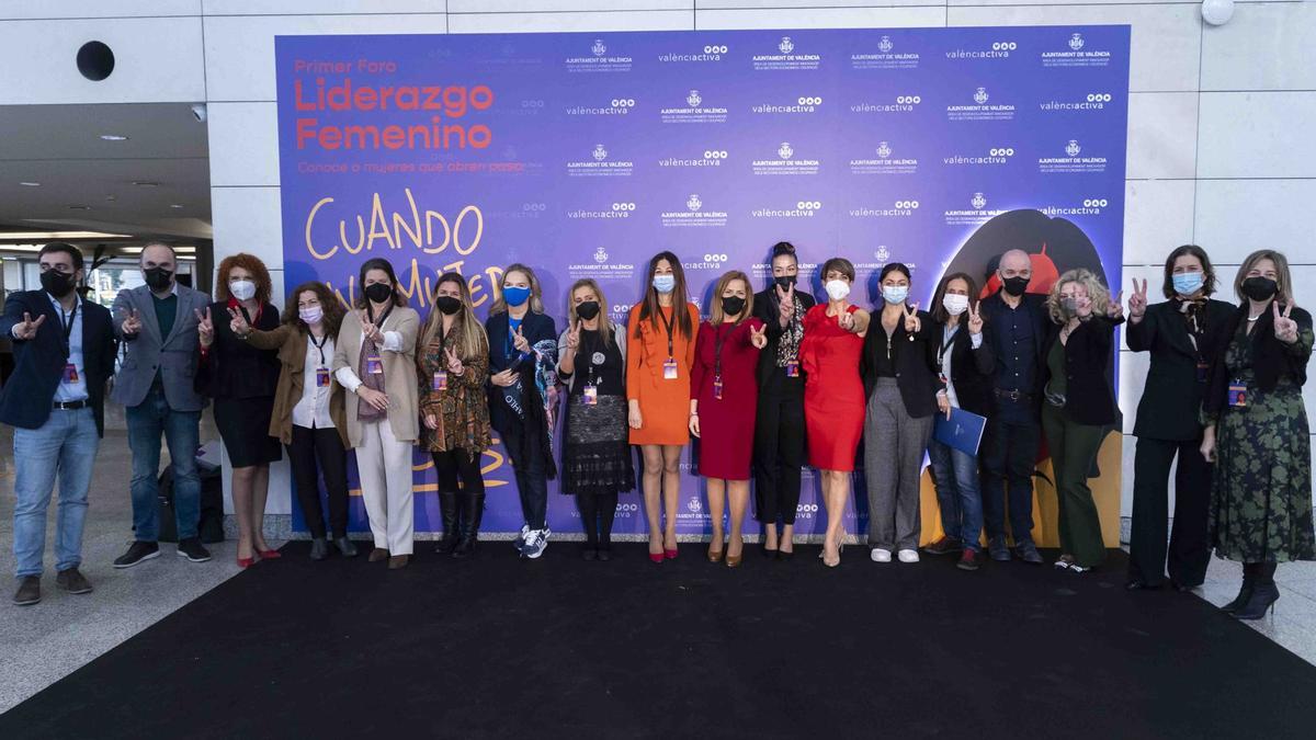 Las ponentes posaron juntas cuando finalizó el encuentro.