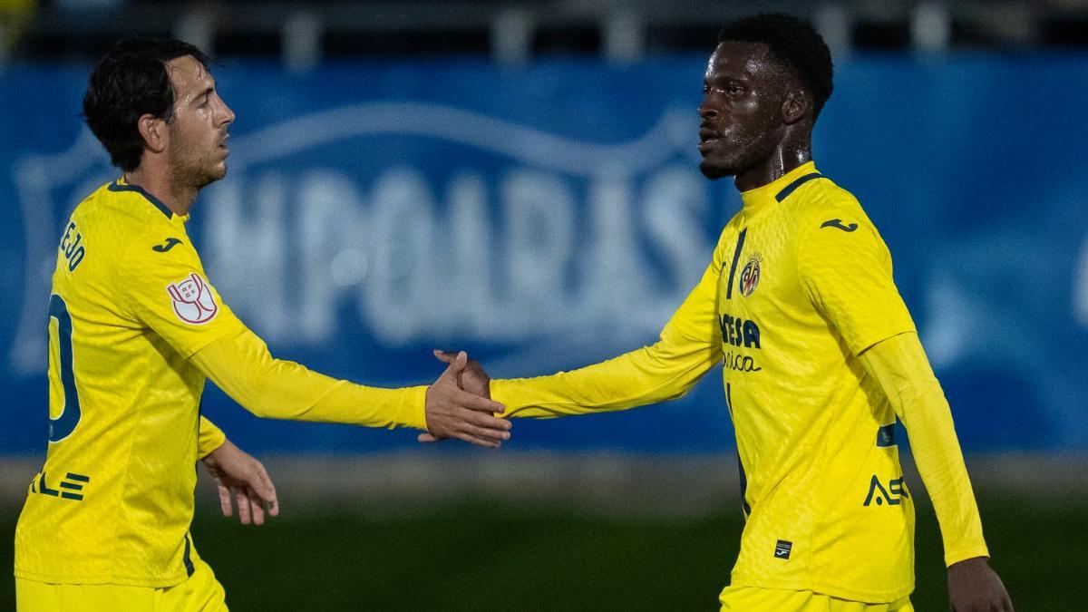 Parejo y Oluwaseyi celebrando un gol ante el Ciudad de Lucena