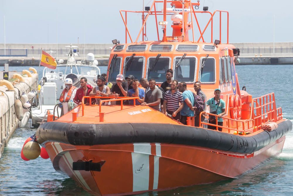 Interceptada otra patera a 50 millas de la costa de Alicante con 19 inmigrantes