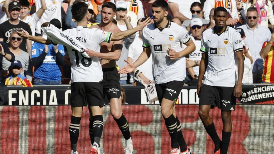 Yaremchuk celebra
su gol contra el 
Almería.  efe