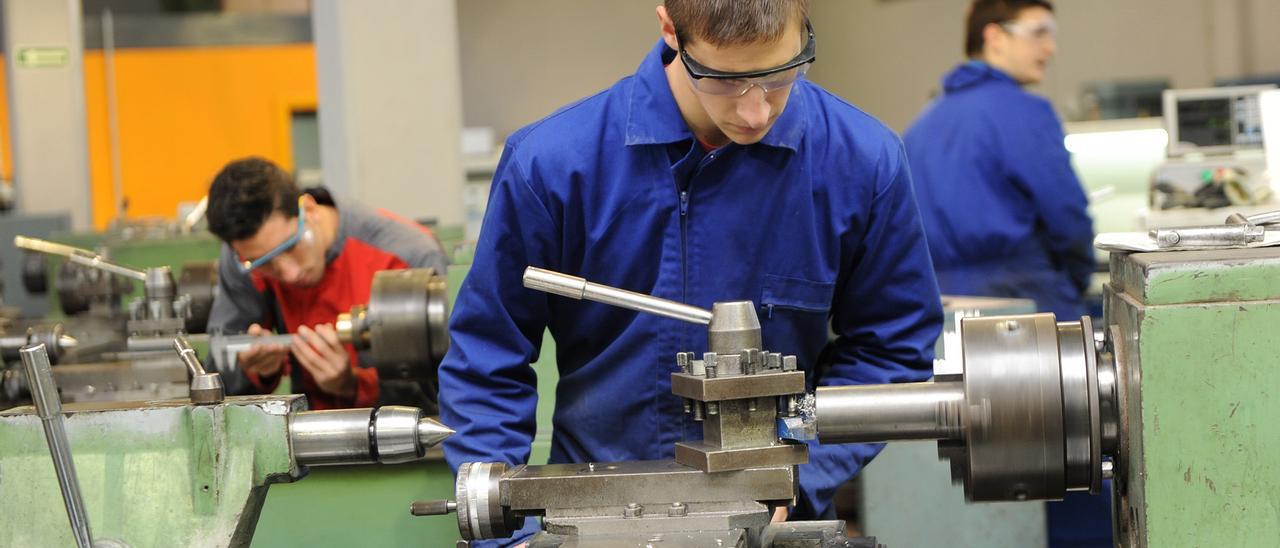 Varios jóvenes en un taller