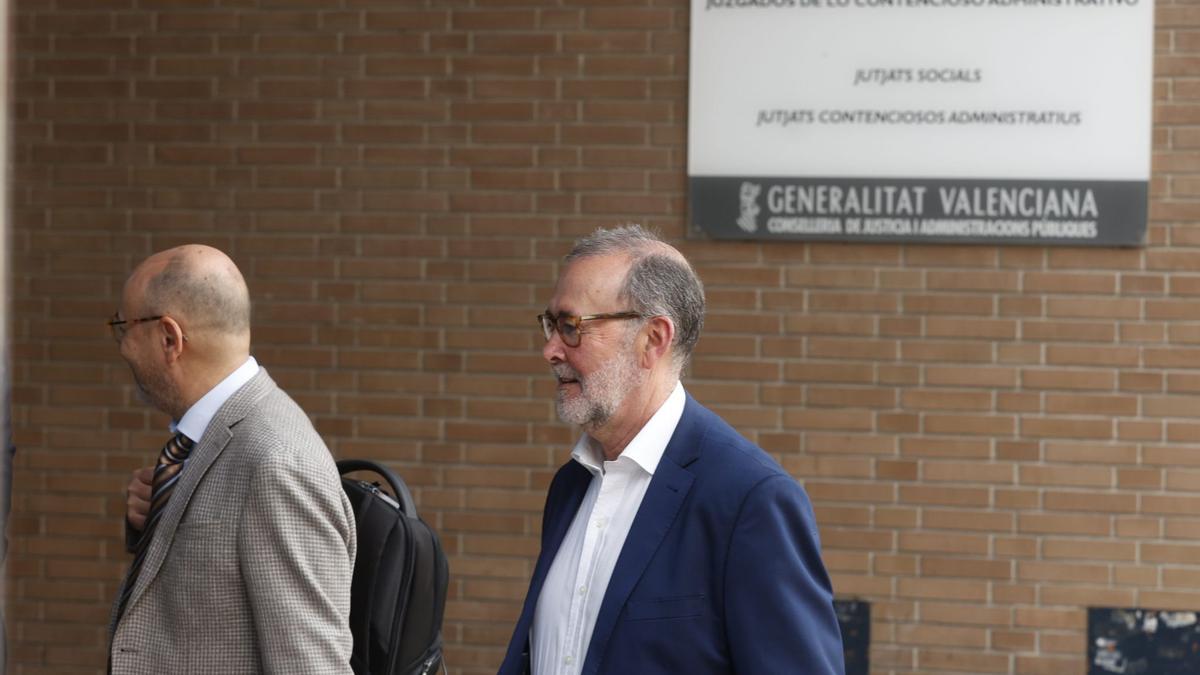 El alcalde de El Campello, a la entrada del Juzgado de lo Social de Alicante