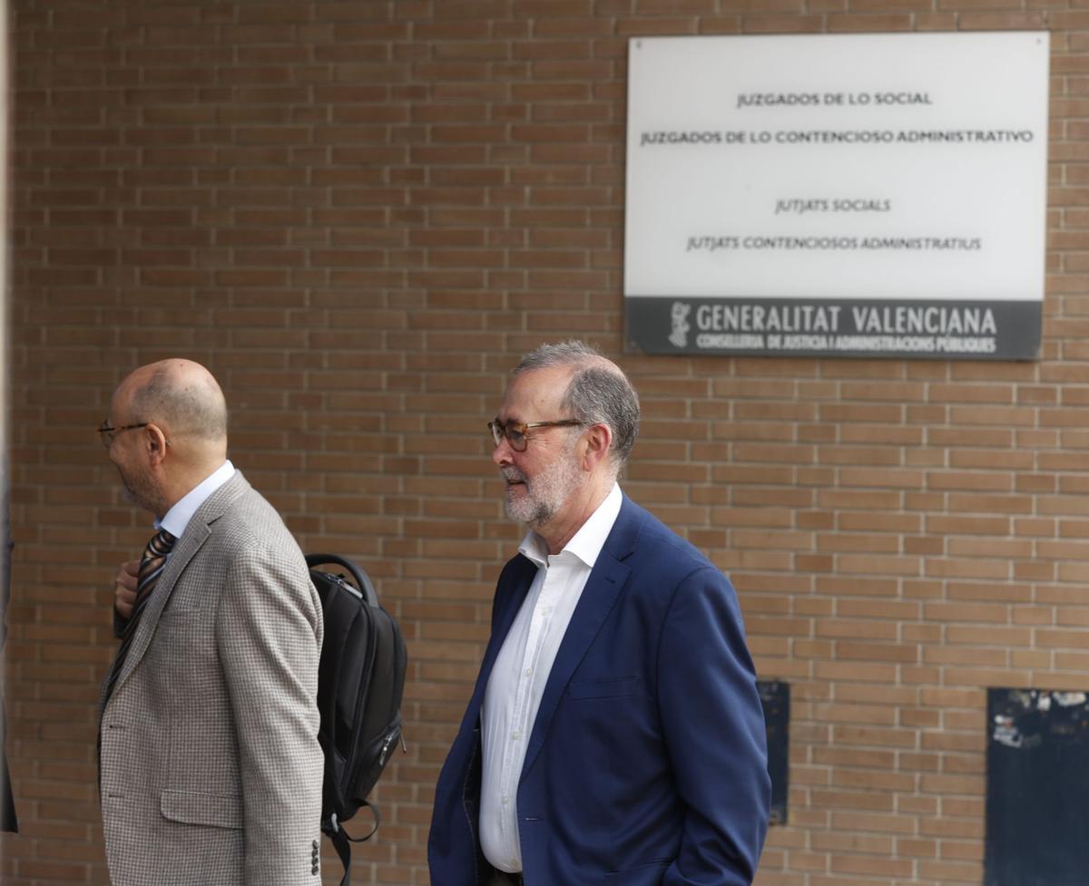 El alcalde de El Campello, a la entrada del Juzgado de lo Social de Alicante