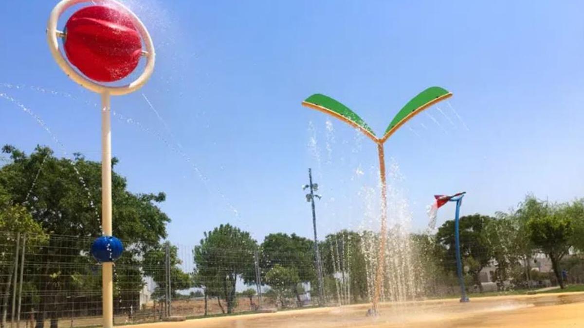 Juegos de agua en el Parque Abogados de Atocha de Las Cabezas de San Juan, en Sevilla