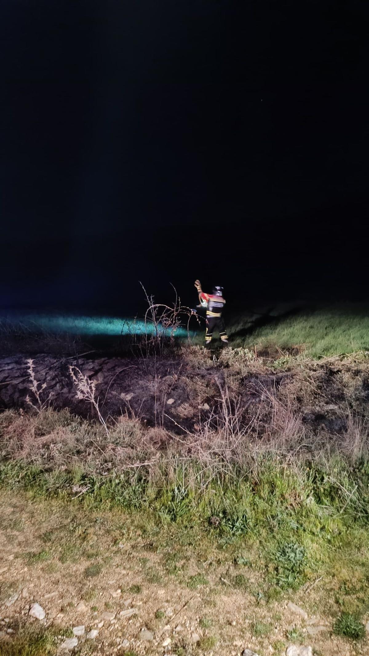 Actuación de los bomberos en Las Enillas la pasada noche.