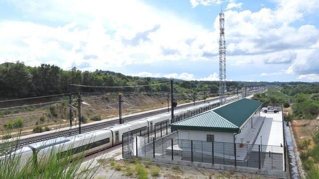 Pruebas de un tren Avril en junio del año pasado su paso por Ourense. |   // FERNANDO CASANOVA