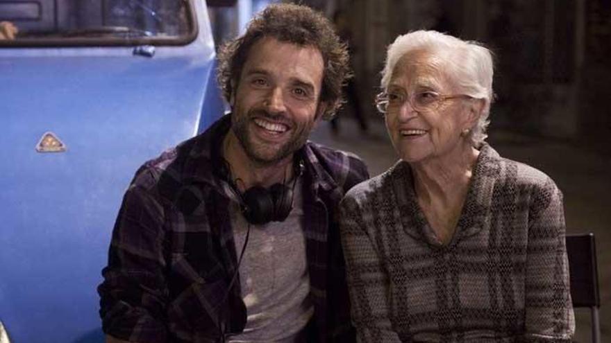 Daniel Guzmán, junto a su abuela.