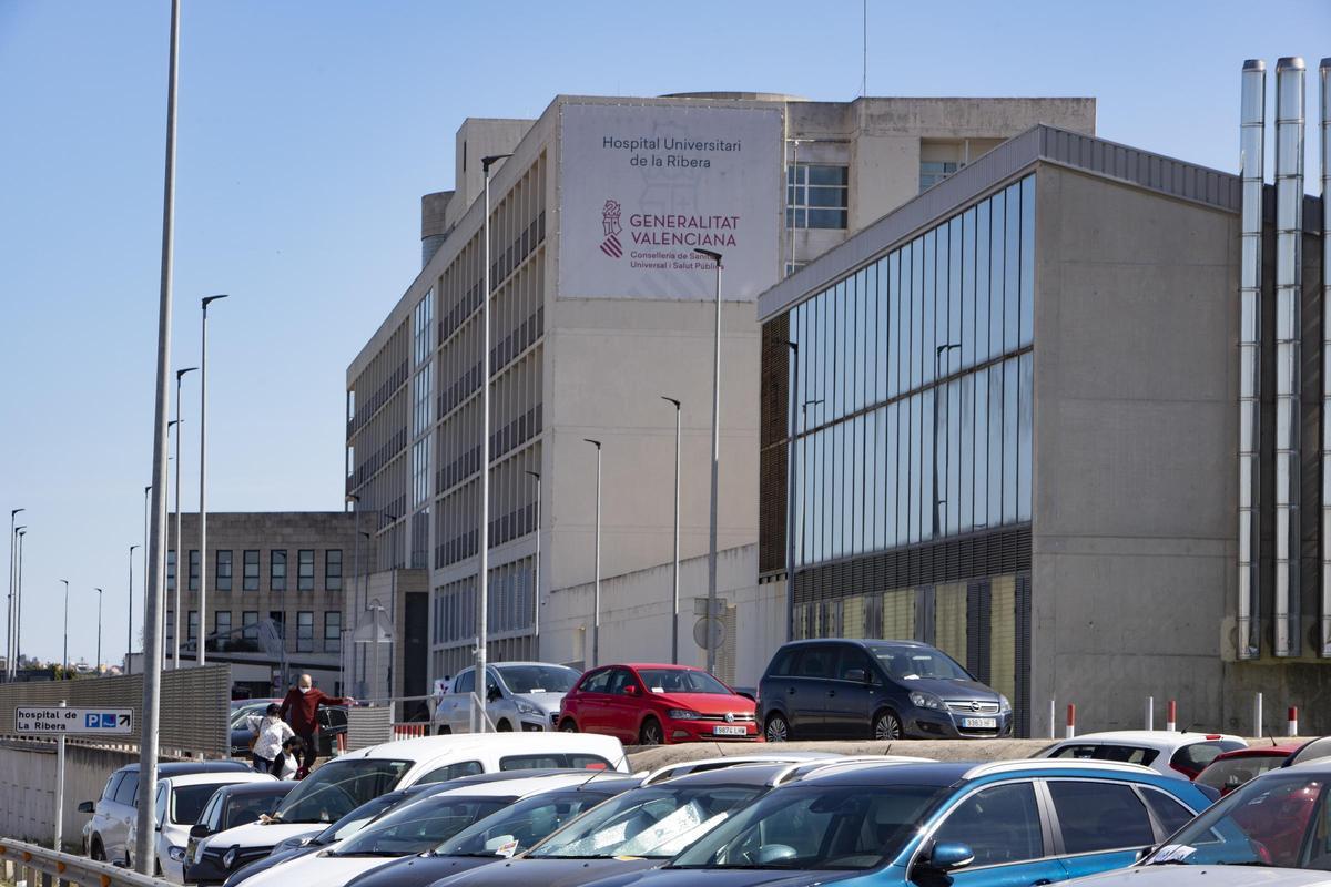 Fachada del hospital de la Ribera, el primero construido bajo el modelo Alzira.