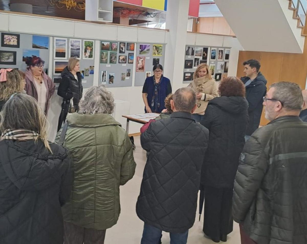 Digna Rivas y Antonio Cabaleiro entregan los diplomas, ayer. | FDV