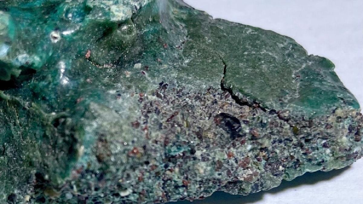 Imagen de una de las rocas de plástico halladas en una remota isla del Atlántico
