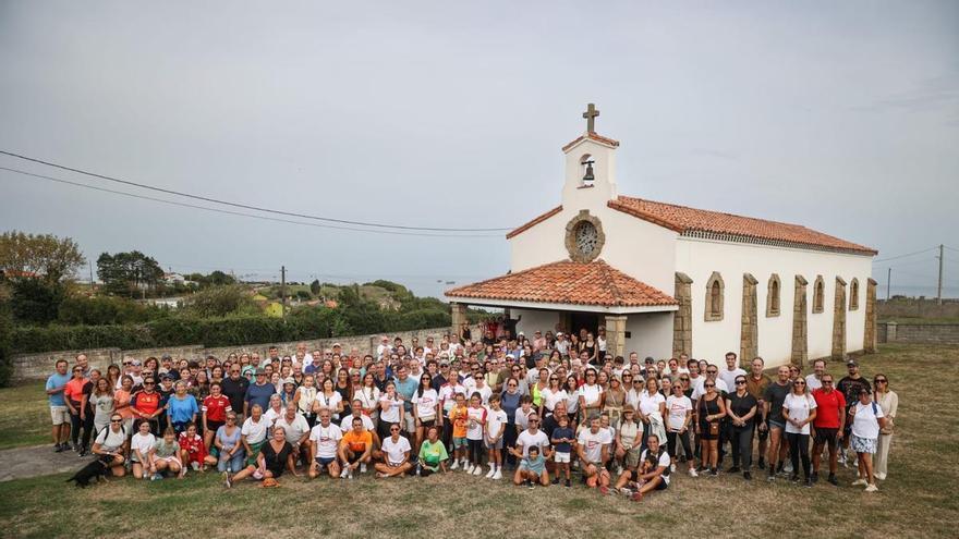 El Club de Regatas peregrina hasta la capilla de la Virgen de La Providencia, en Gijón, por una causa solidaria