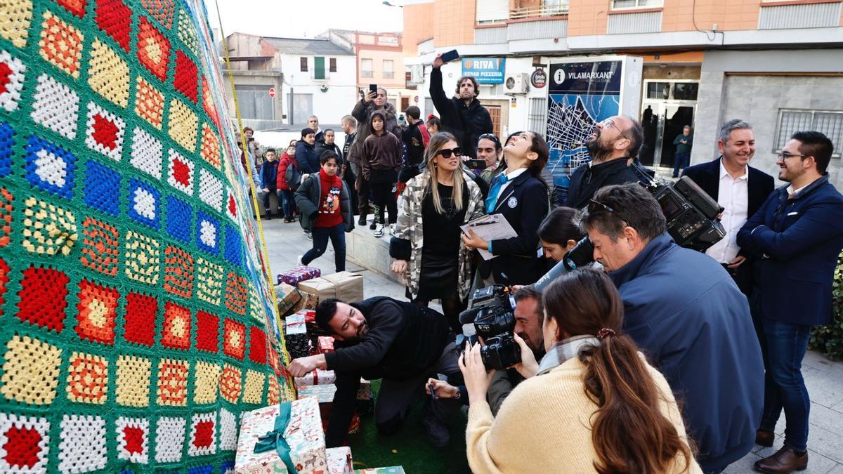 Miembros del Guinness World Records visitan Vilamarxant para medir el árbol de Navidad de ganchillo