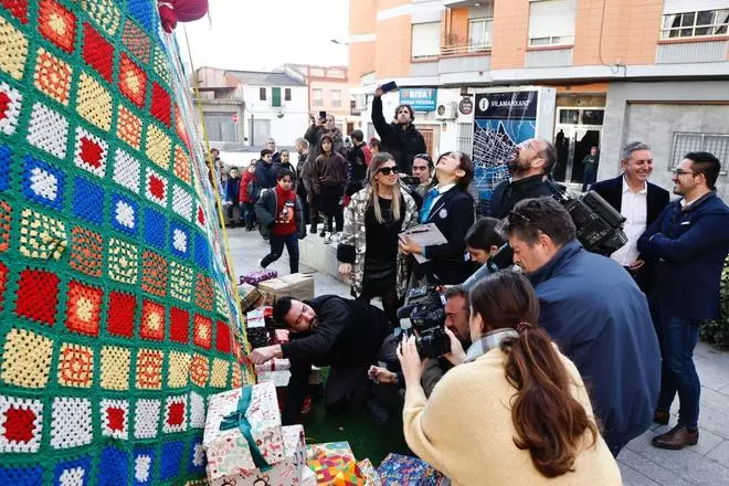 Miembros del Guinness World Records visitan Vilamarxant para medir el árbol de Navidad de ganchillo