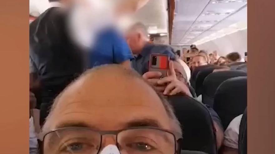 Infernal vuelo a Tenerife: dos pasajeros borrachos, fumando y orinando en los asientos