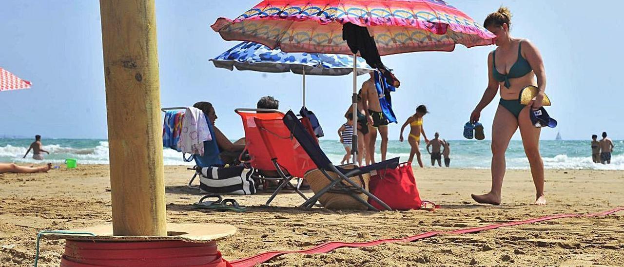 Usuarios disfrutando ayer en las playas de Arenales del Sol que ya están sectorizadas. MATÍAS SEGARRA